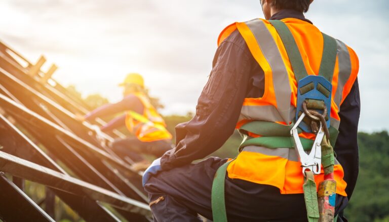 Sicherheit auf dem Dach – welche Lösungen ermöglichen sicheres Begehen und Arbeiten?
